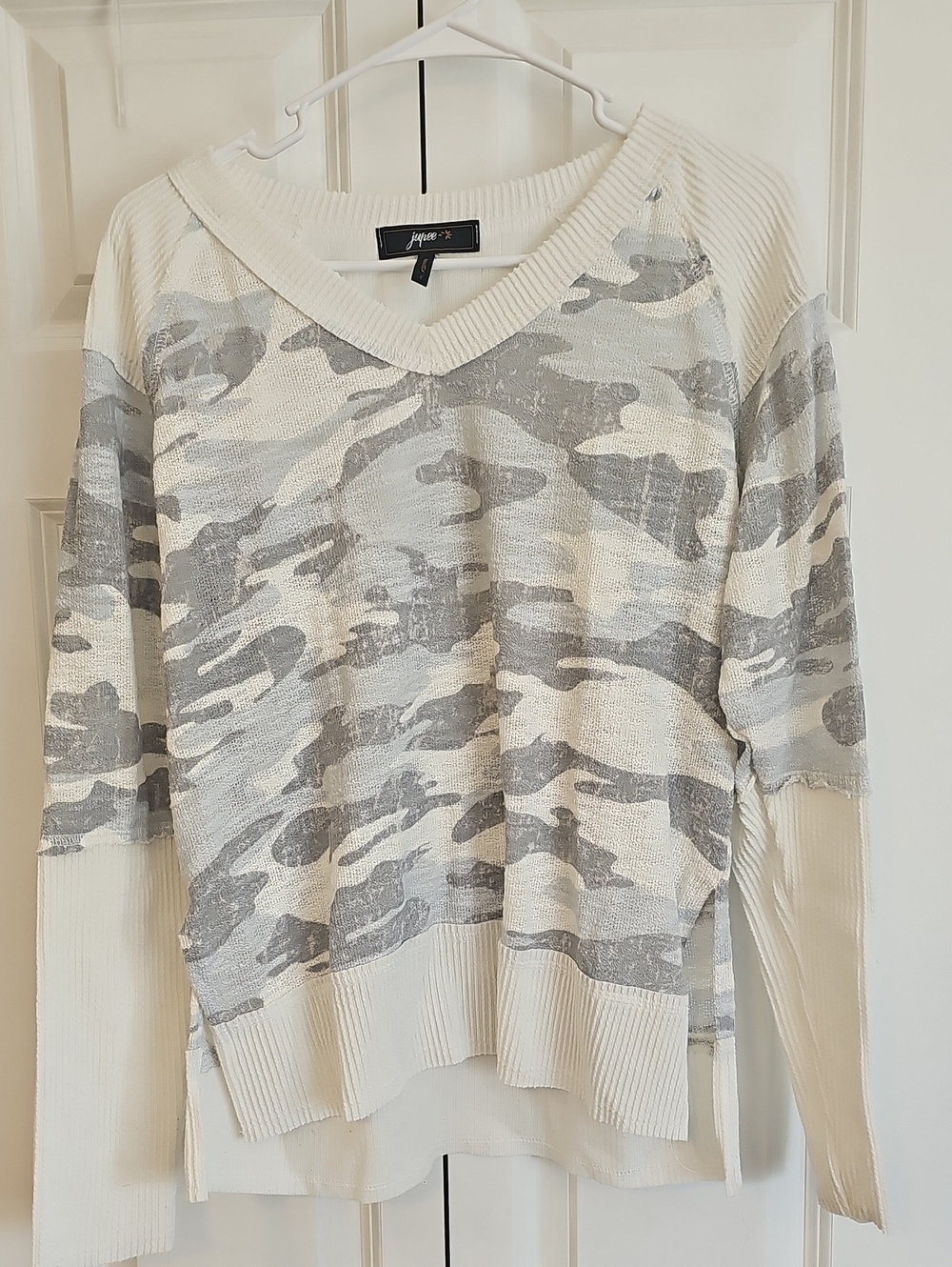 Joules Cream & Gray Camo V-Neck Knit Sweater